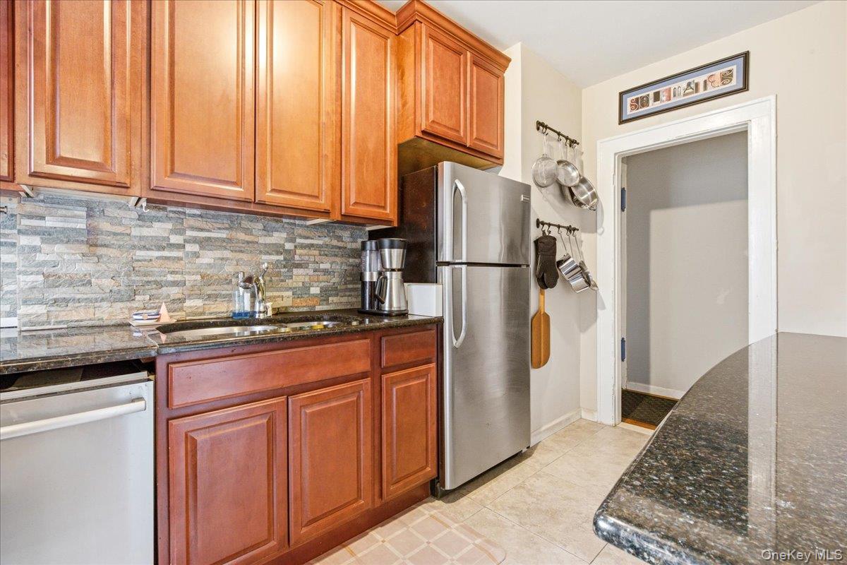 68-12 Burns Street B2 Property Photo 18
