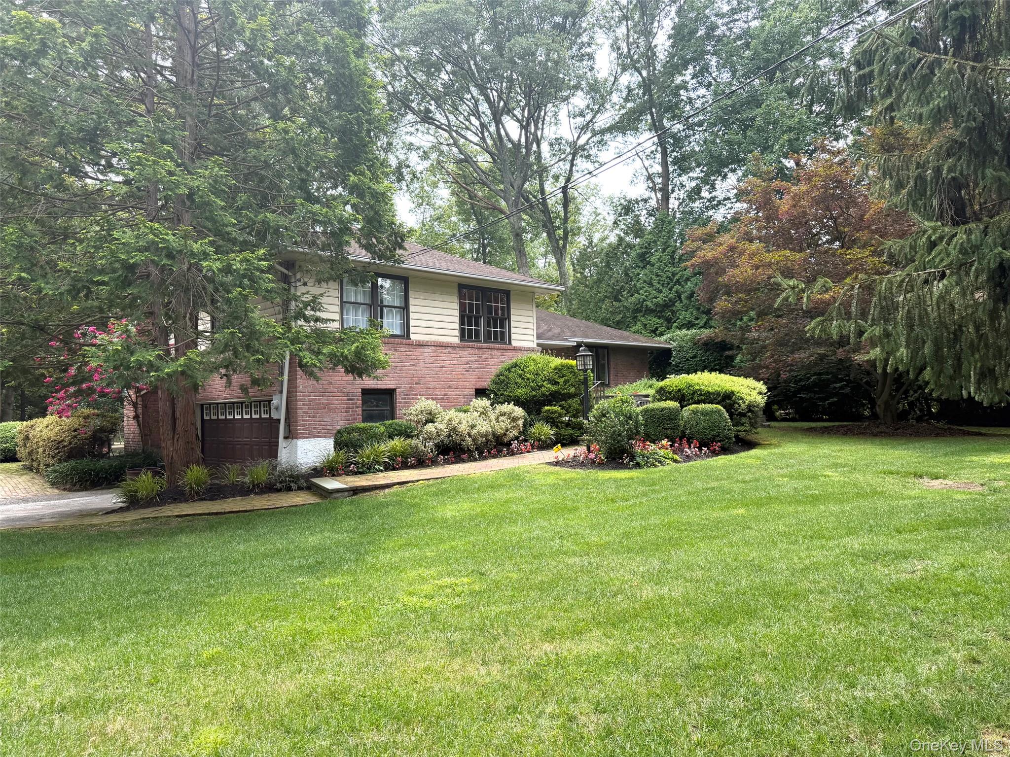 12 Robin Lane Property Photo 2