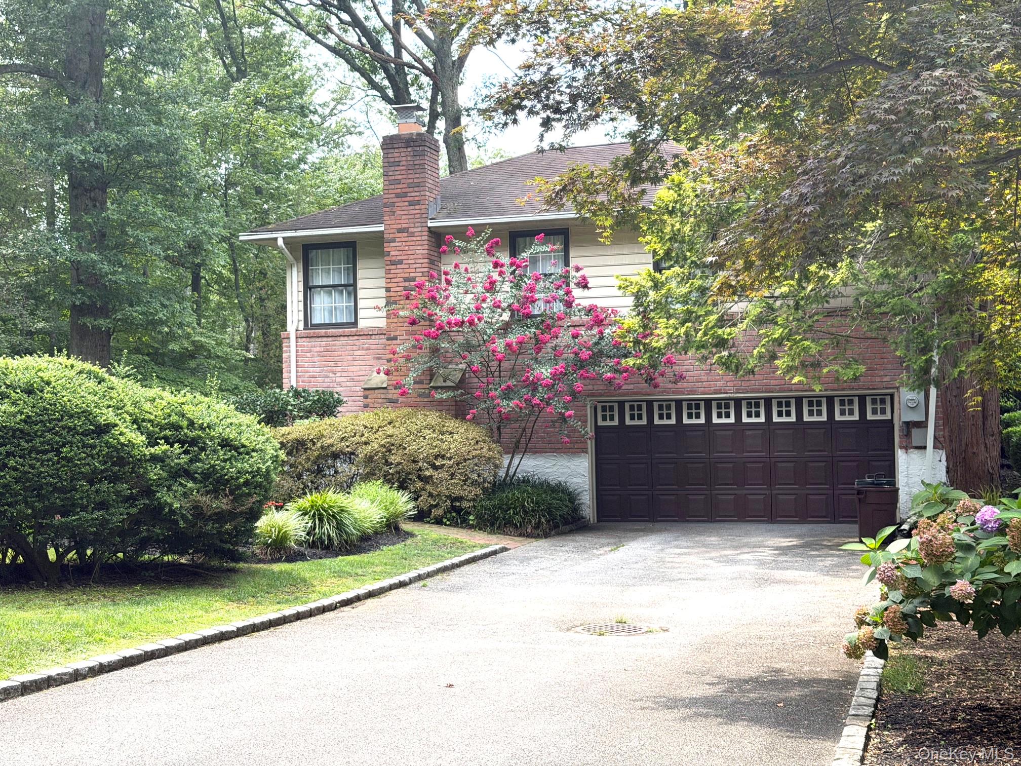12 Robin Lane Property Photo 4