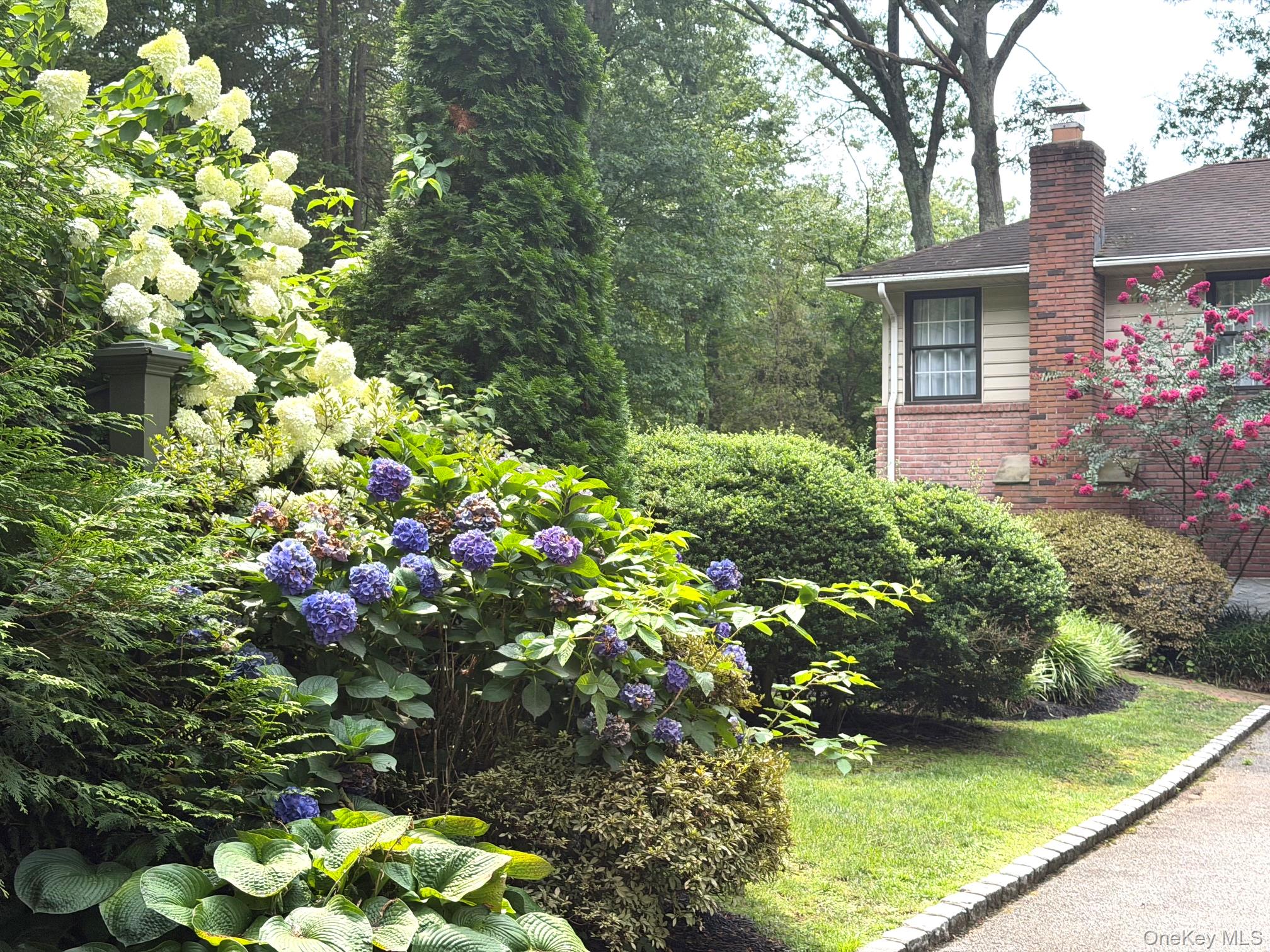12 Robin Lane Property Photo 5