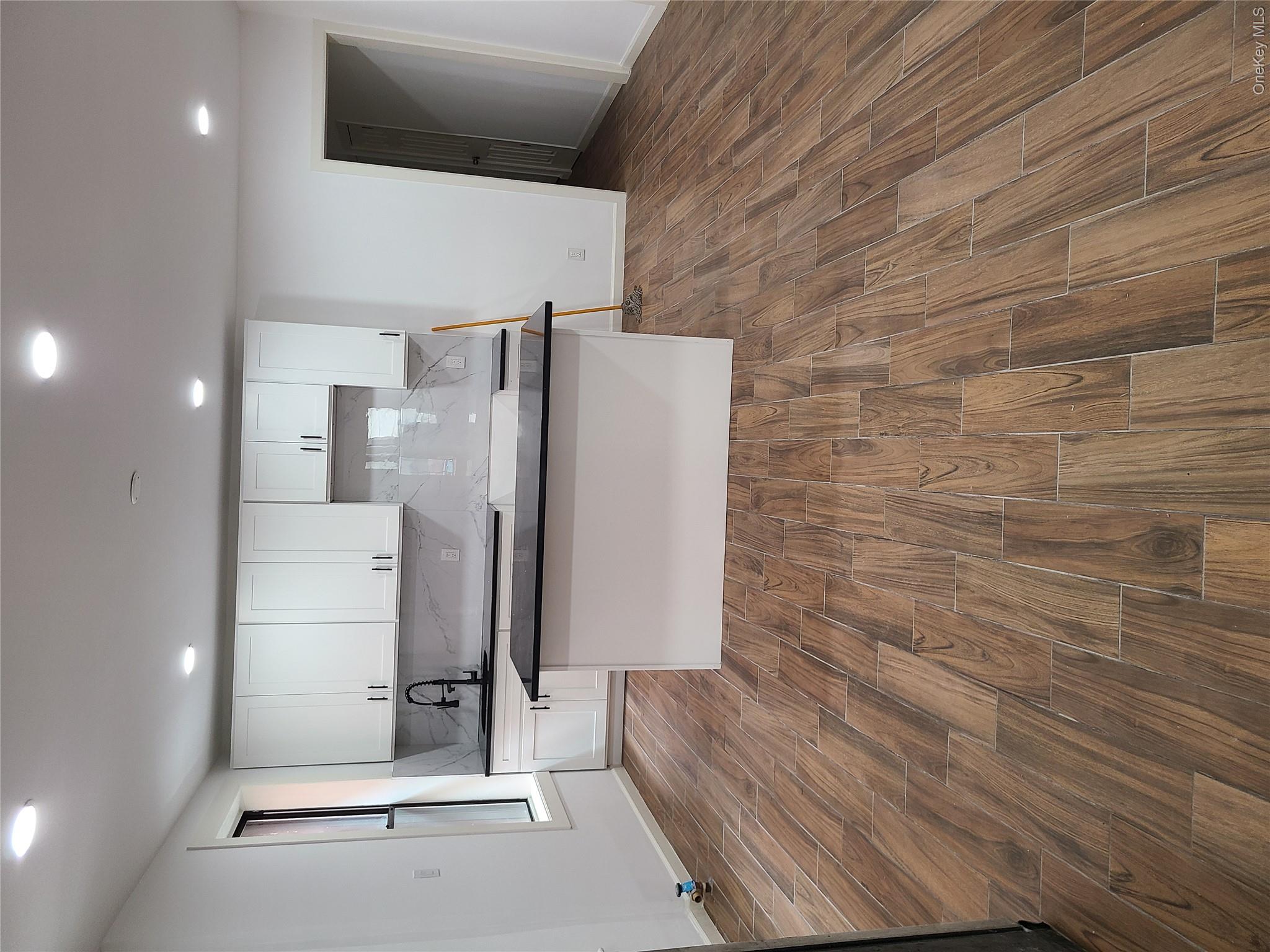 1309 Seneca Avenue Property Photo 4