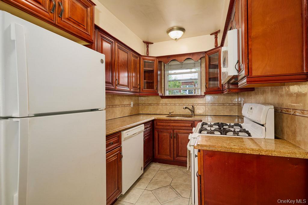 268 Throggs Neck Boulevard Property Photo 28