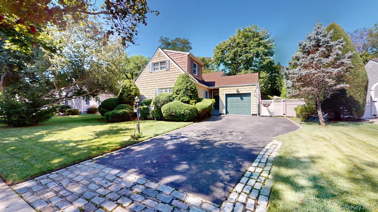 18 W Gaylore Drive Property Photo 1