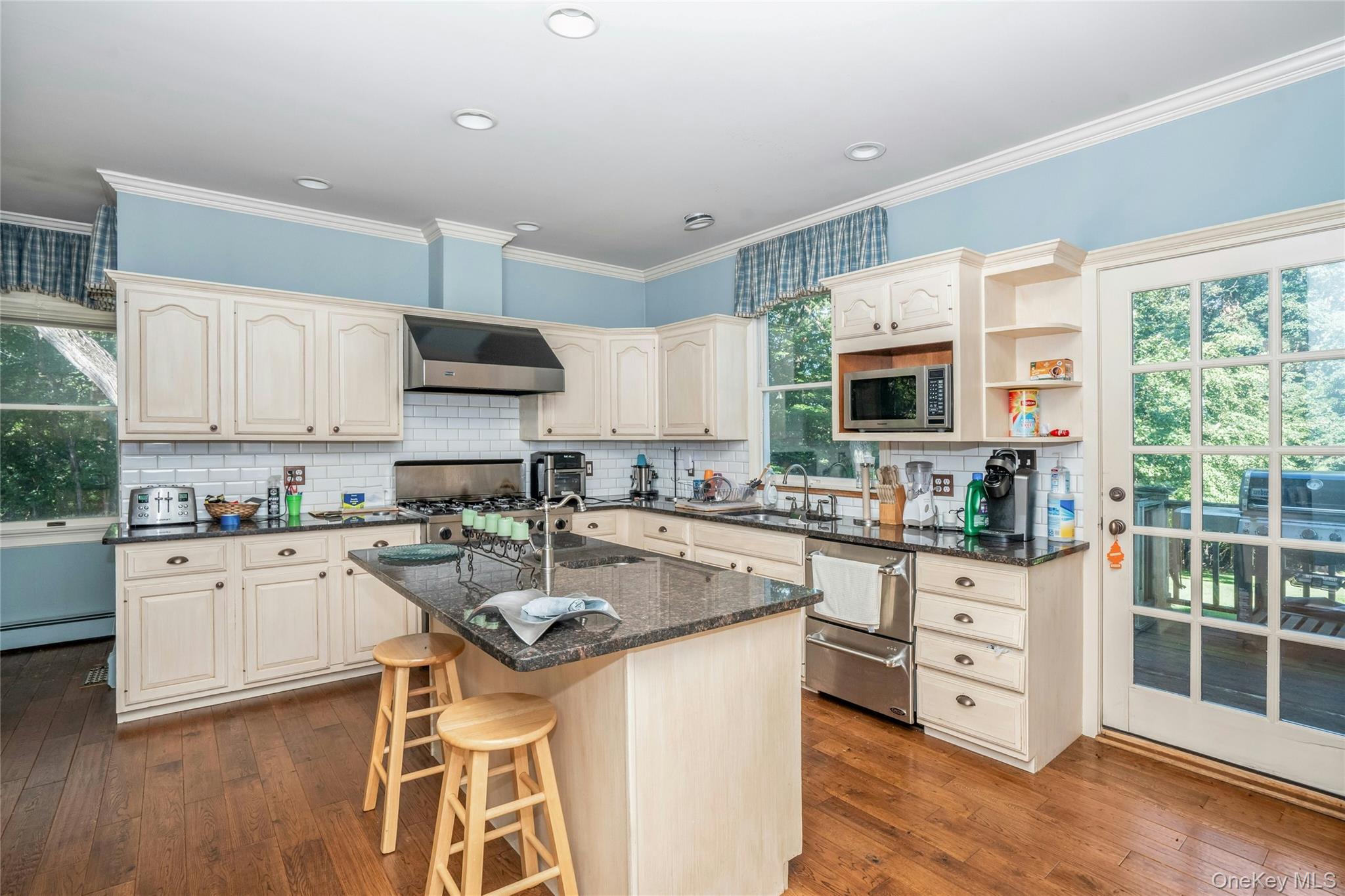140 Cove Neck Road Property Photo 8