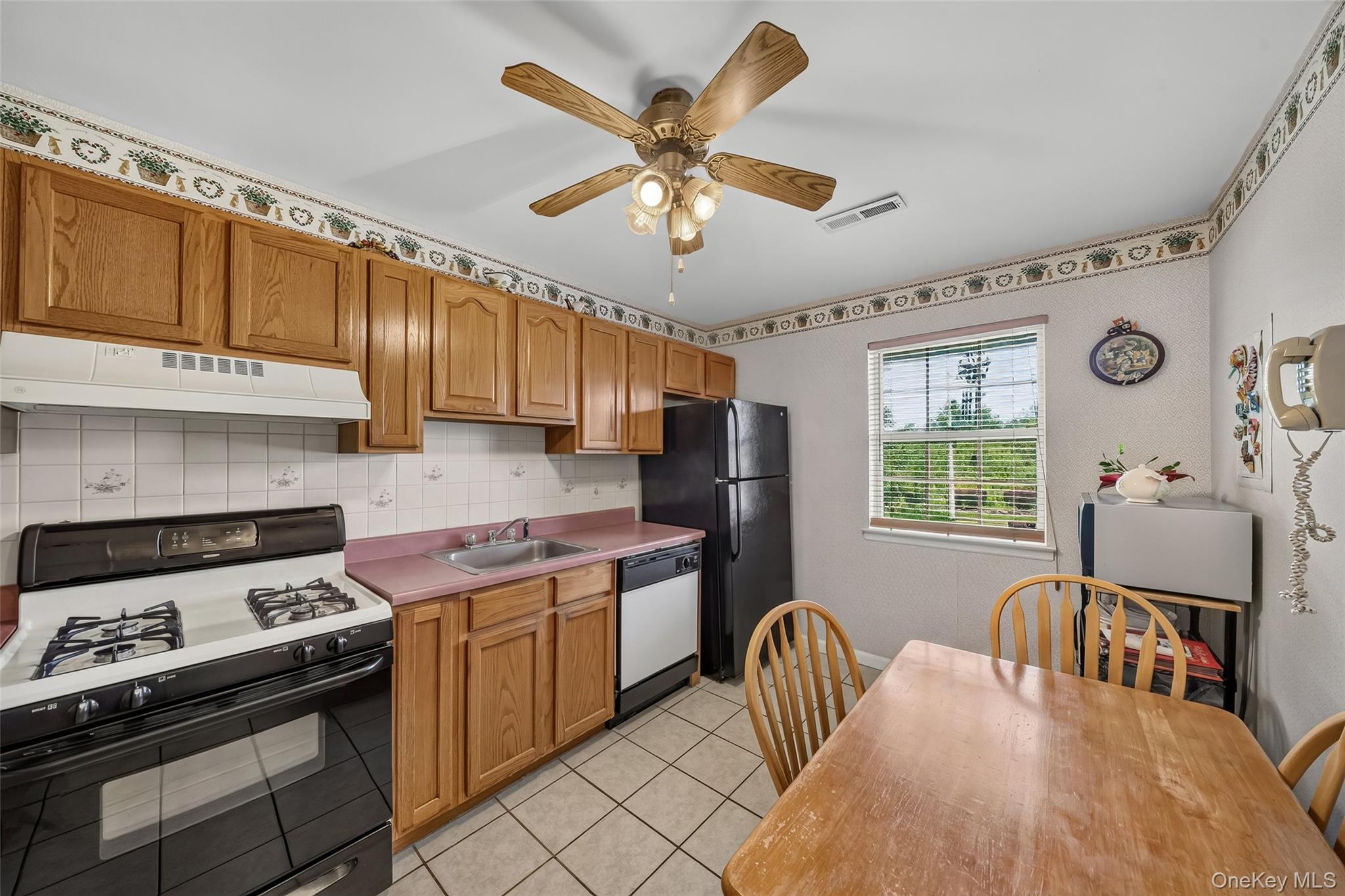 81 Lois Lane Property Photo 4