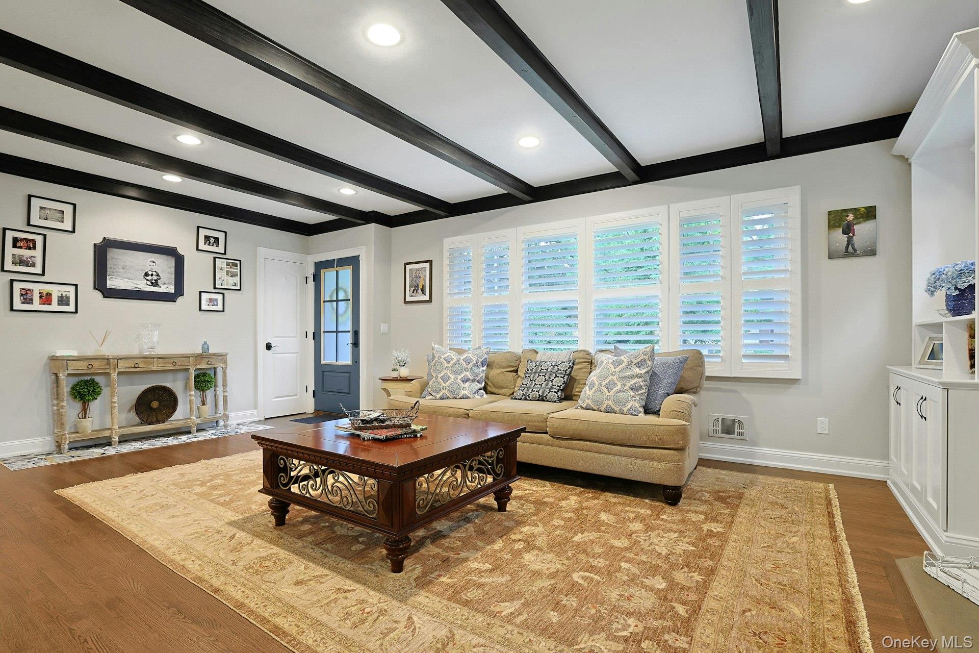 5 Prides Crossing Property Photo 4