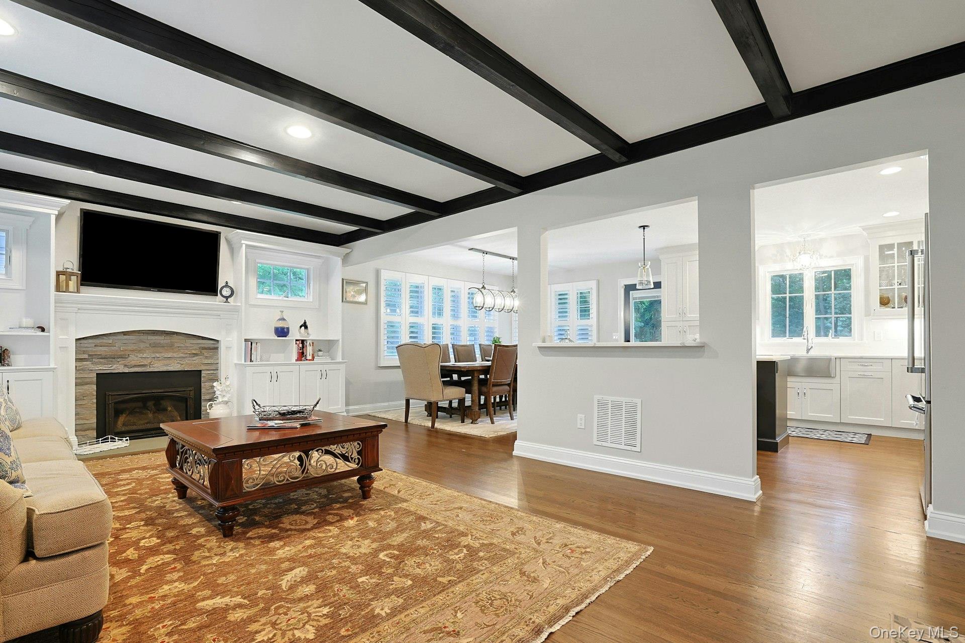 5 Prides Crossing Property Photo 6