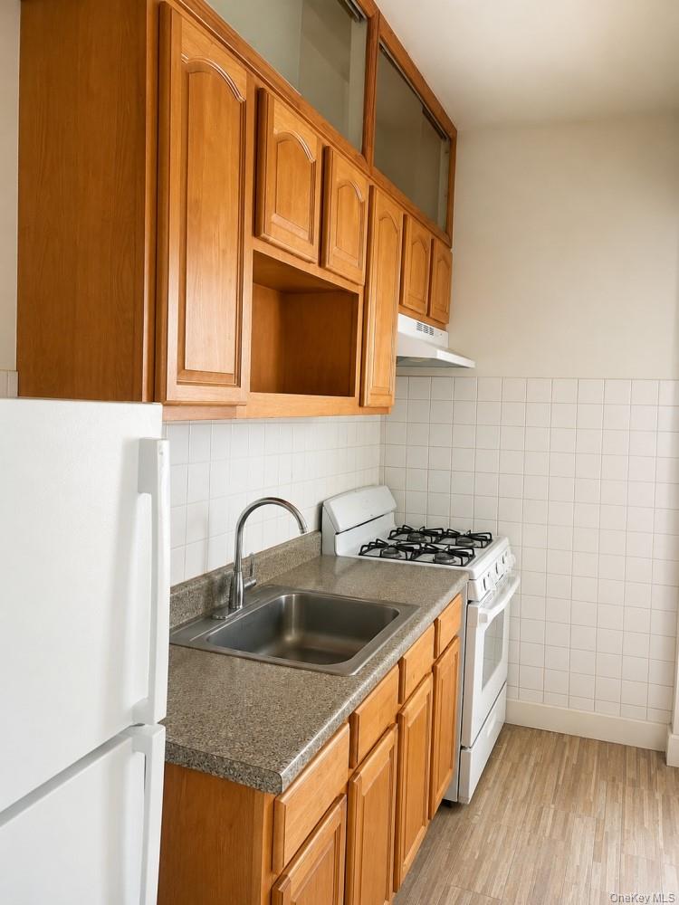 834 E 229th Street Property Photo 14