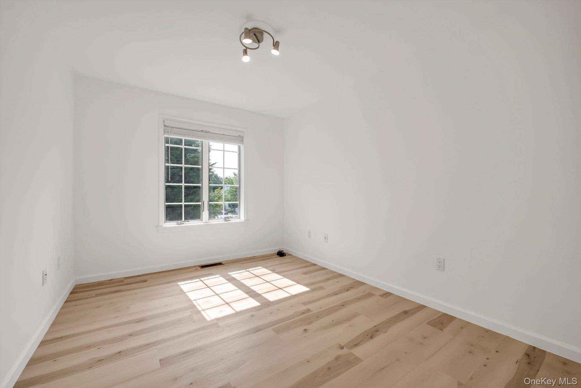 242-07a Oak Park Drive Property Photo 11
