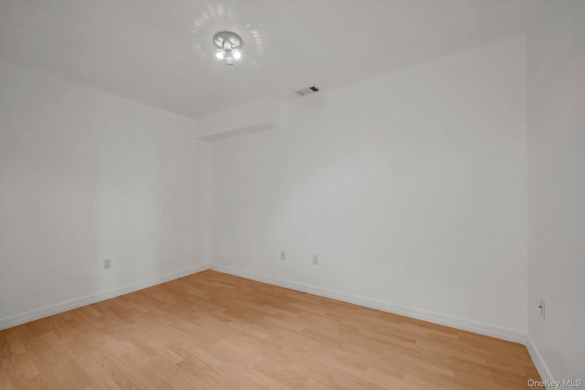 242-07a Oak Park Drive Property Photo 15