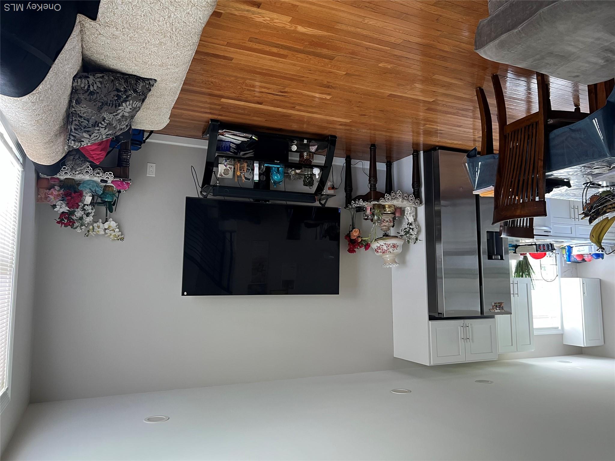 445 Albany Avenue Property Photo 3