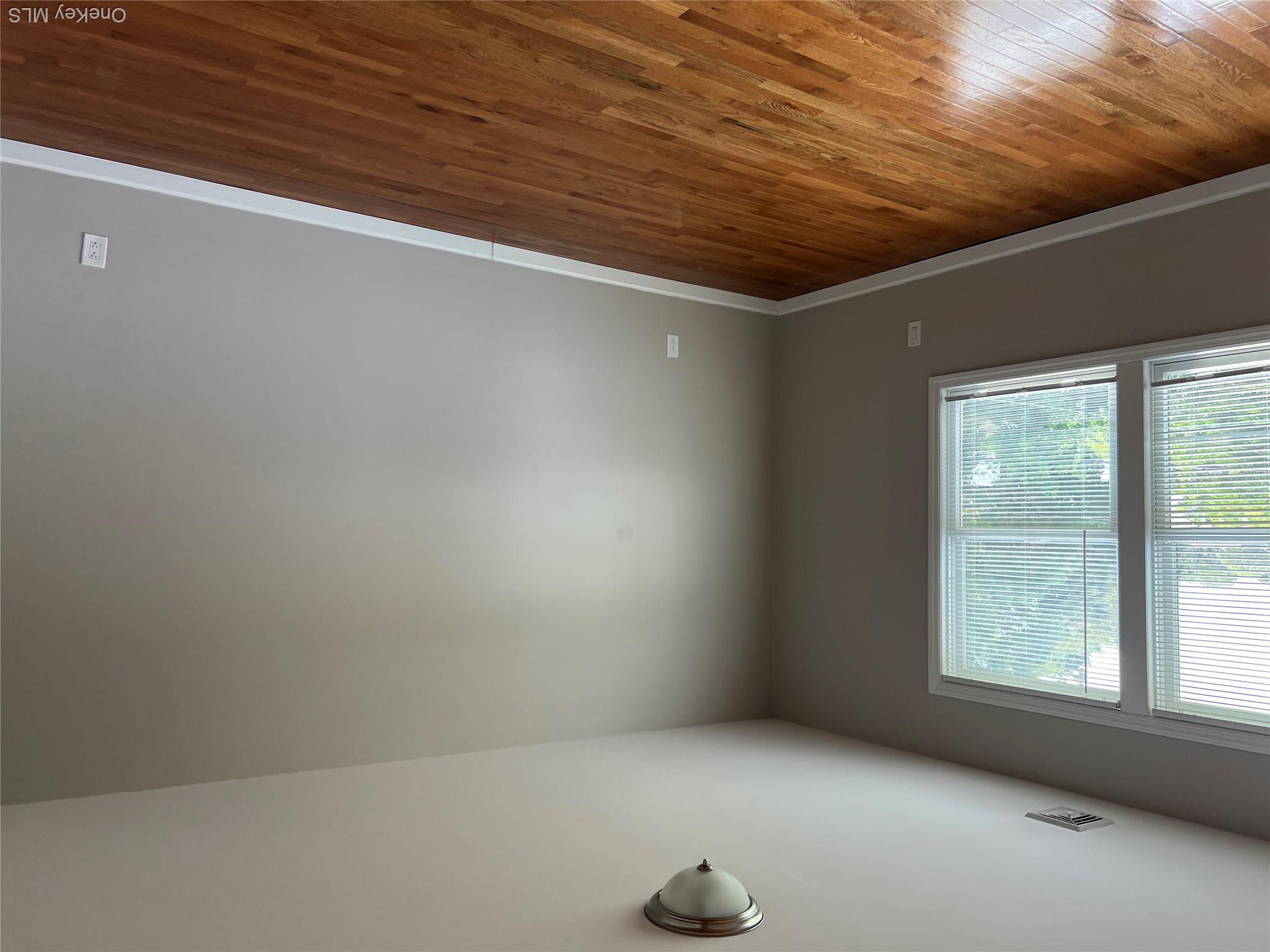 445 Albany Avenue Property Photo 7