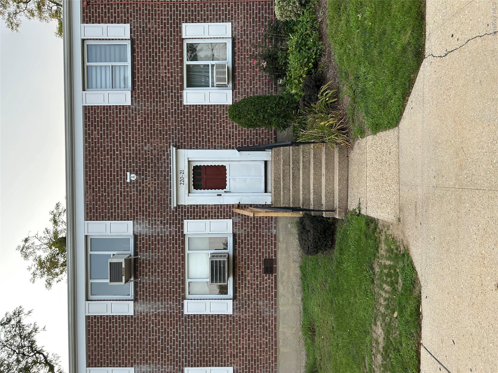 220-21 Hillside Avenue Upper Property Photo 2
