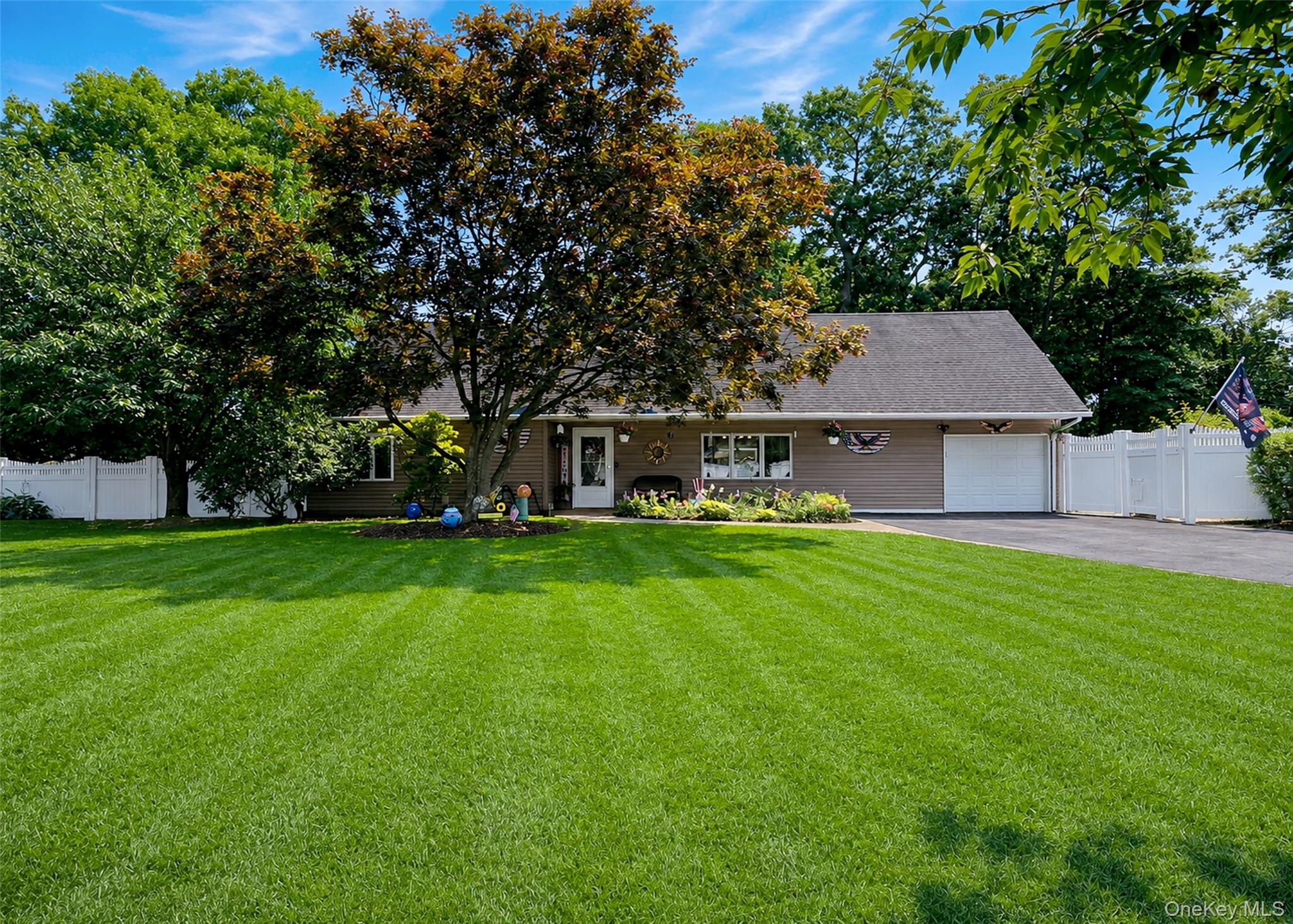 4 Halfcircle Drive Property Photo 1