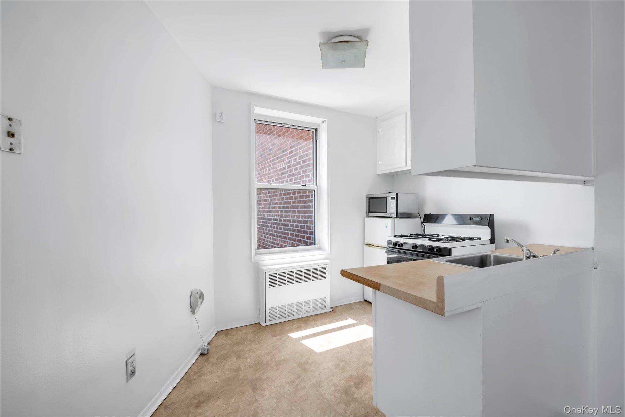 68-15 Selfridge Street J3 Property Photo 6