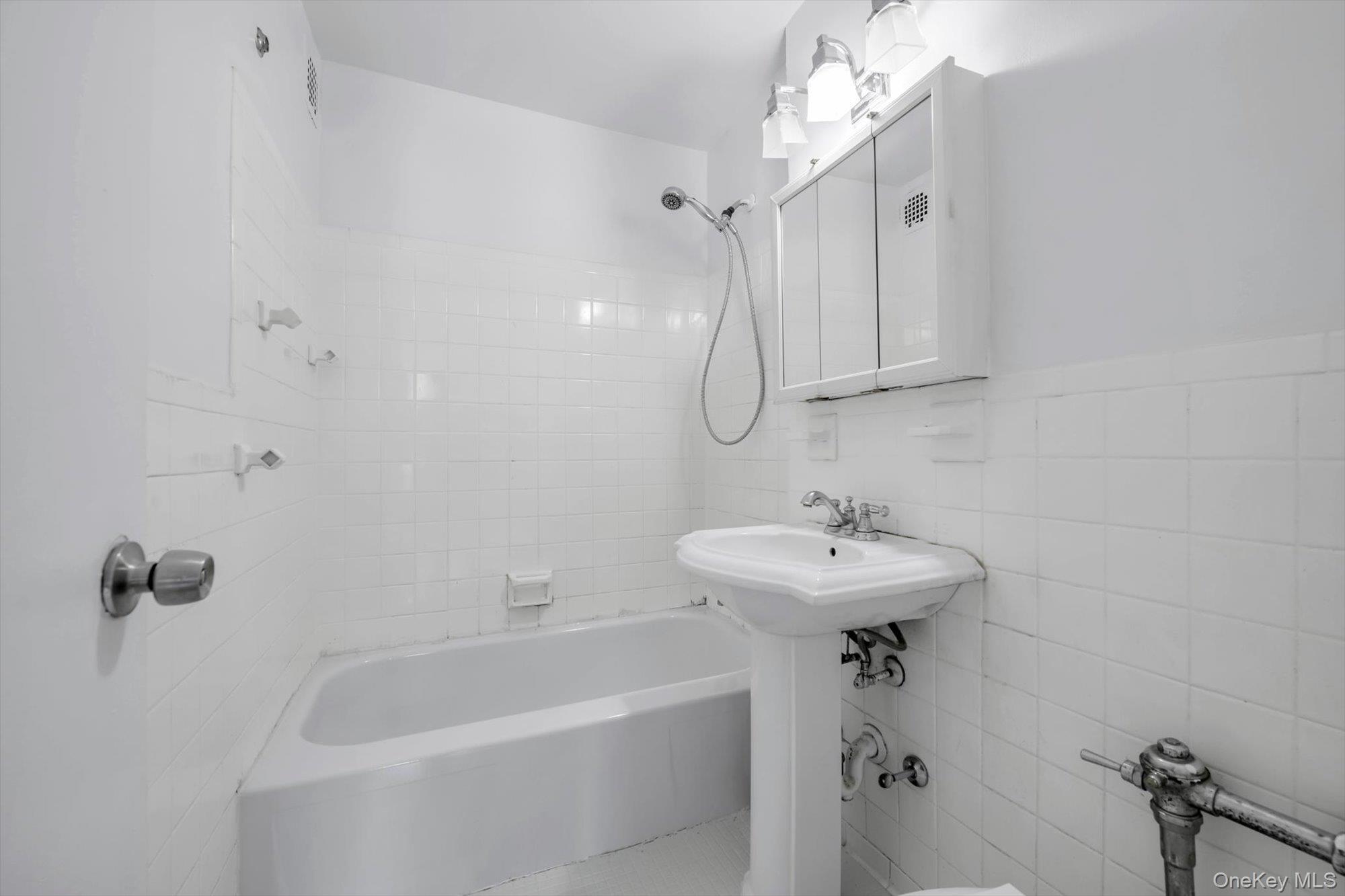 68-15 Selfridge Street J3 Property Photo 9