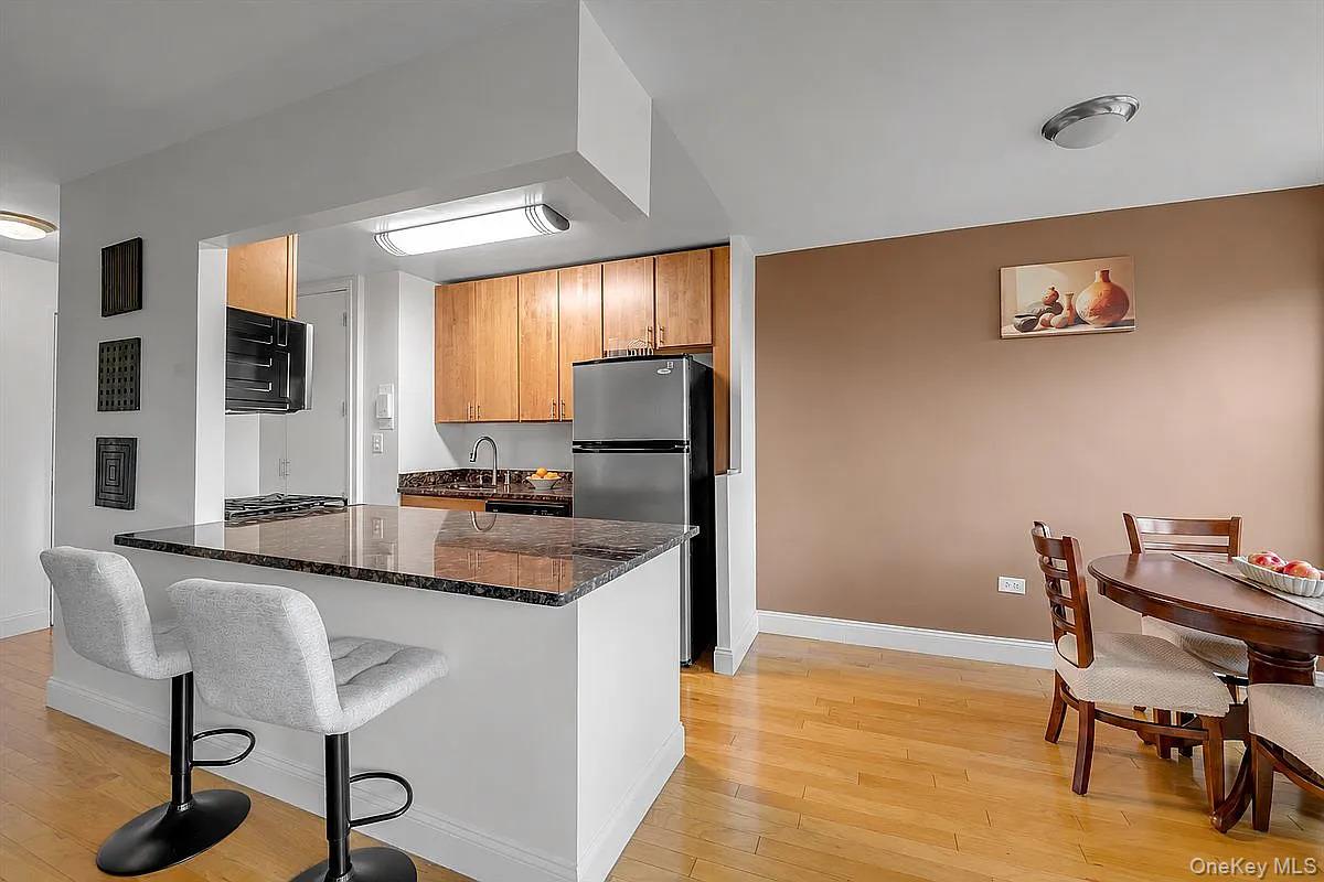 400 Cozine Avenue 5e Property Photo 6