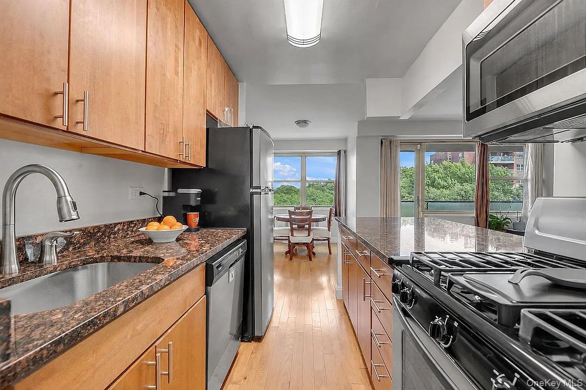 400 Cozine Avenue 5e Property Photo 7