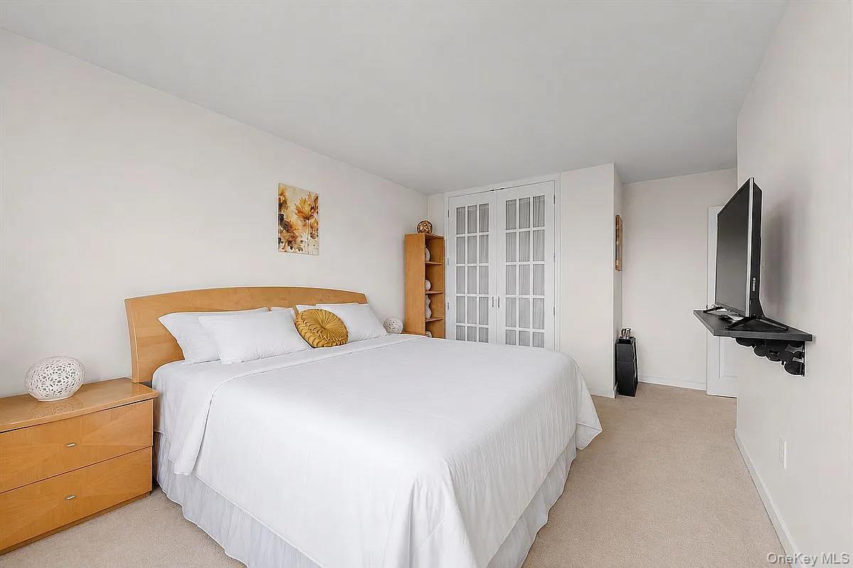 400 Cozine Avenue 5e Property Photo 10