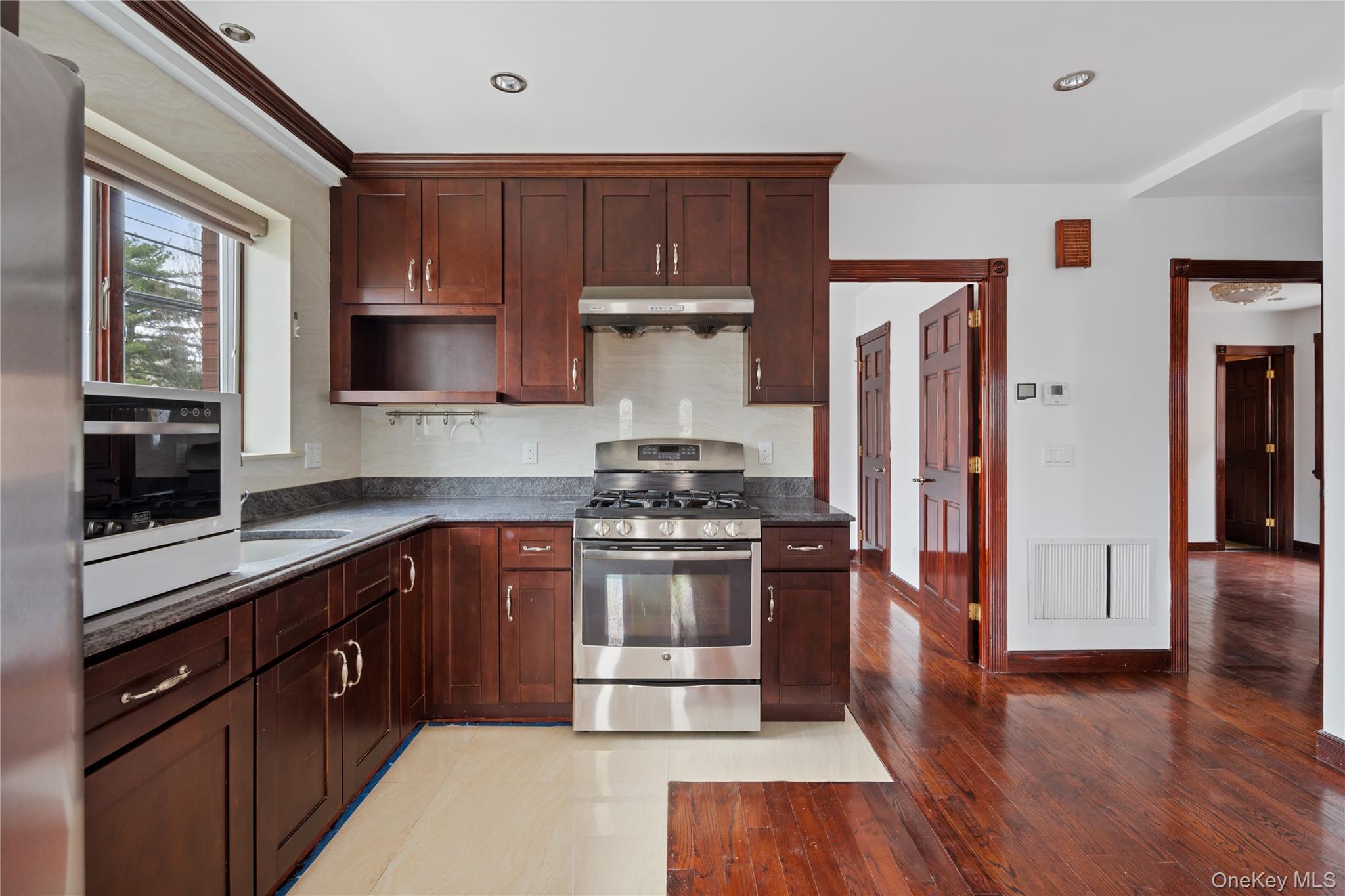 6903 Cloverdale Boulevard Property Photo 5