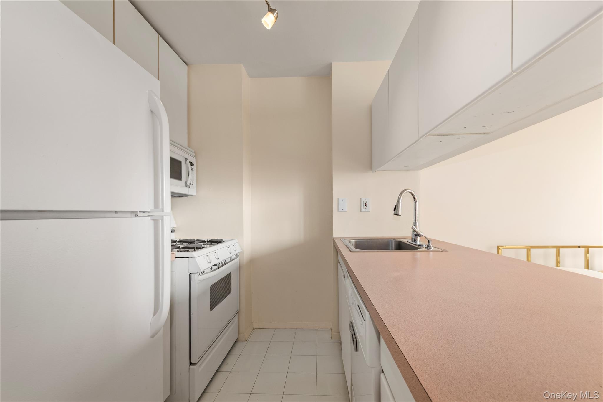 1 Irving Place U17h Property Photo 3