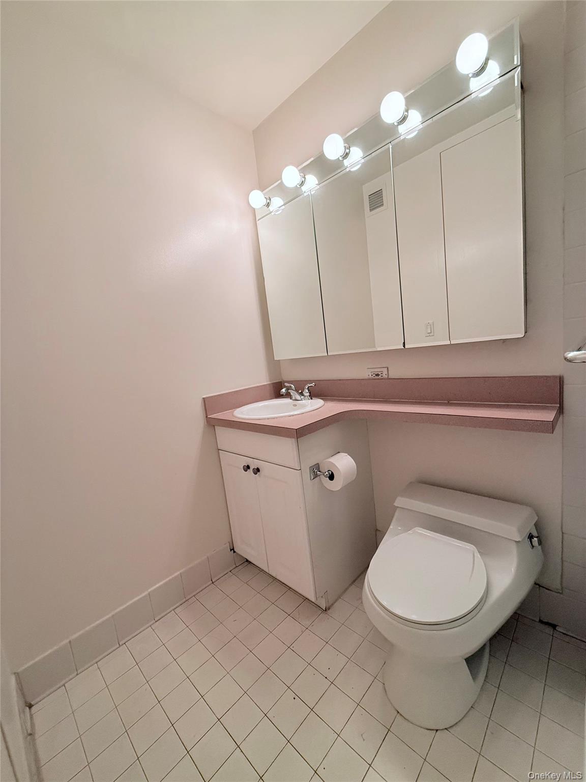1 Irving Place U17h Property Photo 9