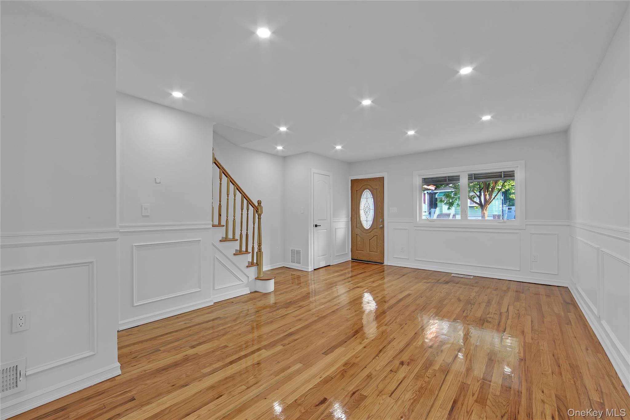 931 E 232nd Street Property Photo 4