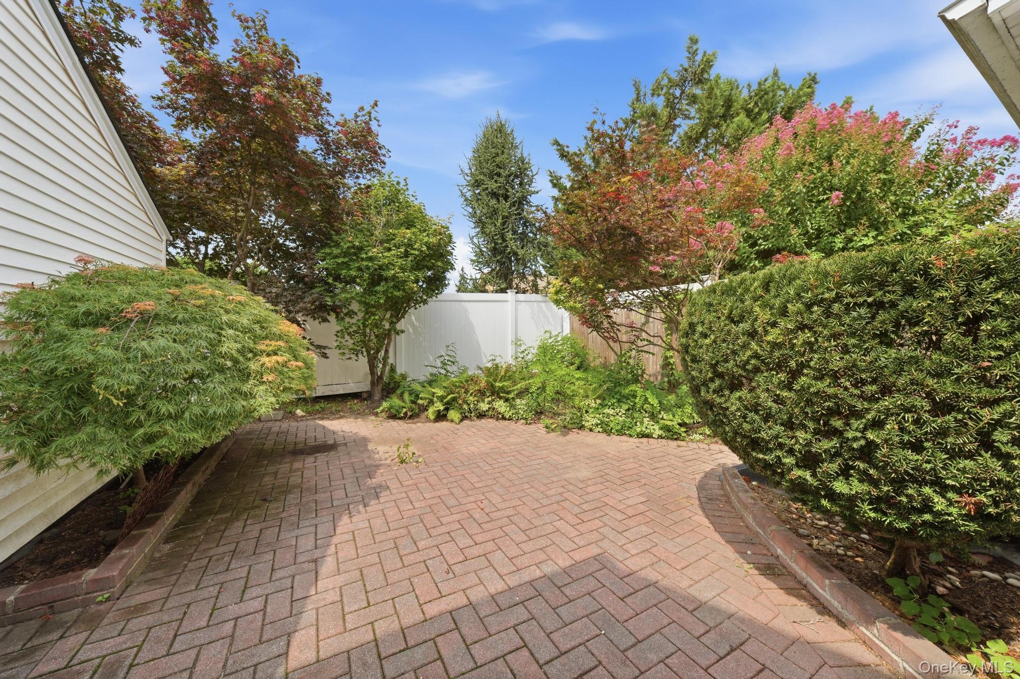 496 Windsor Place Property Photo 8