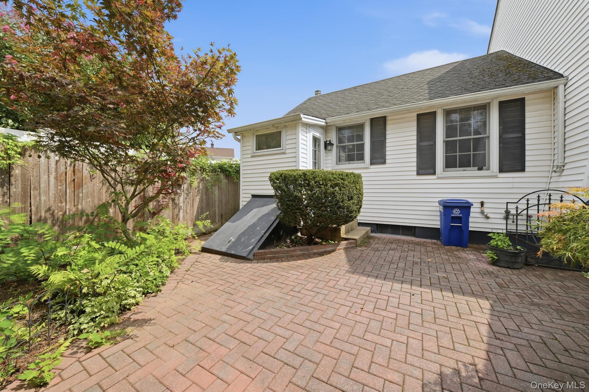 496 Windsor Place Property Photo 10