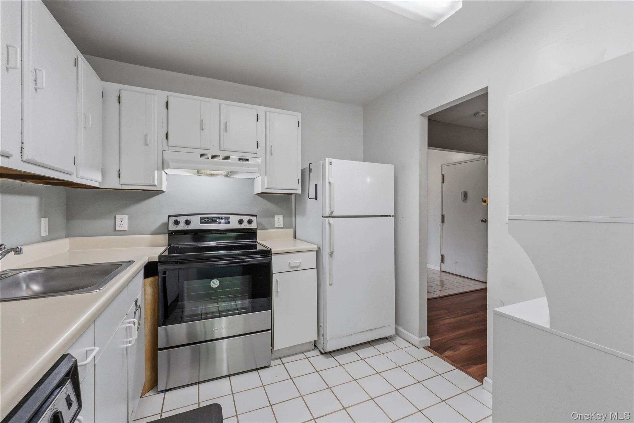 21 Scarborough Lane B Property Photo 19