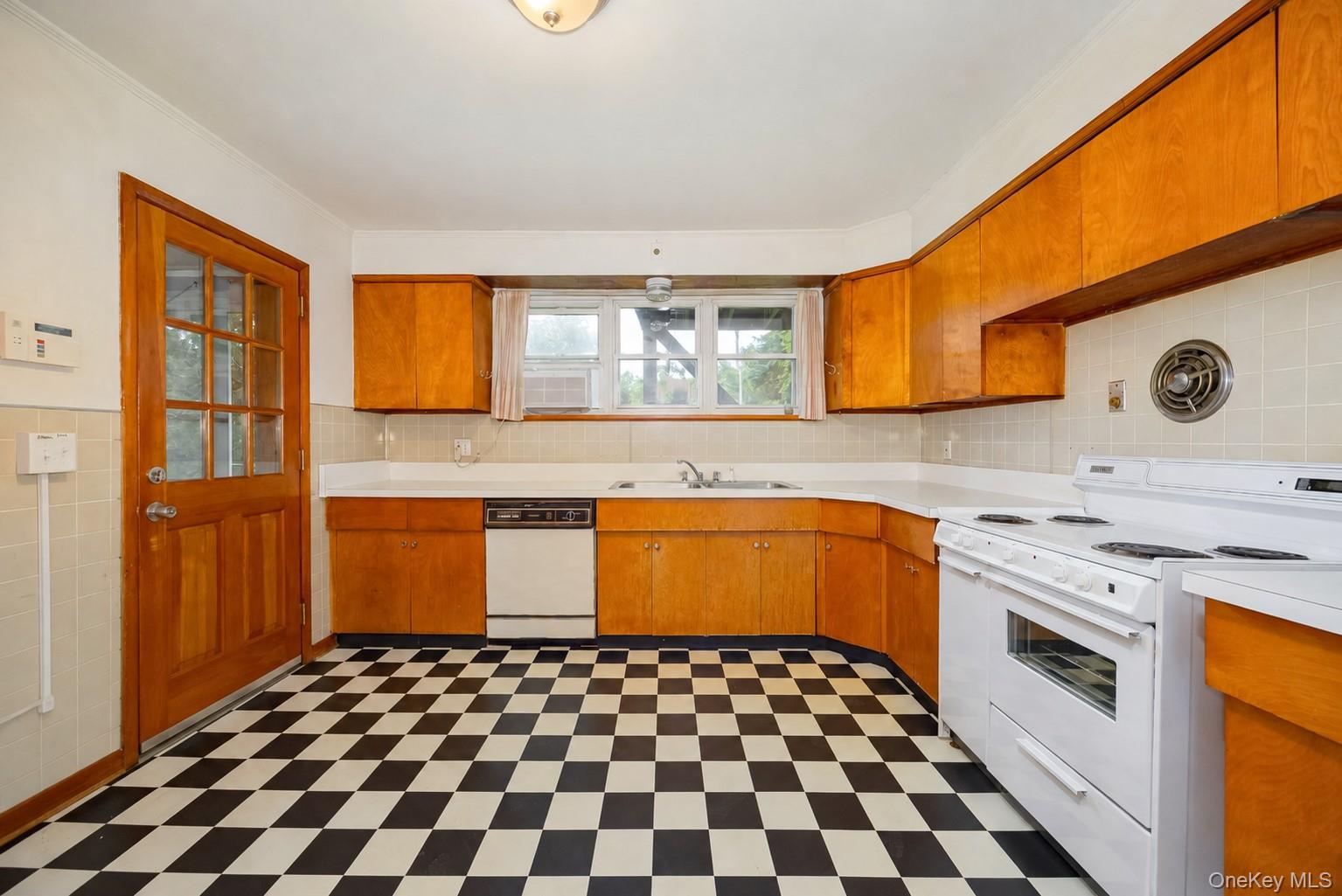 1261 Union Avenue Property Photo 5