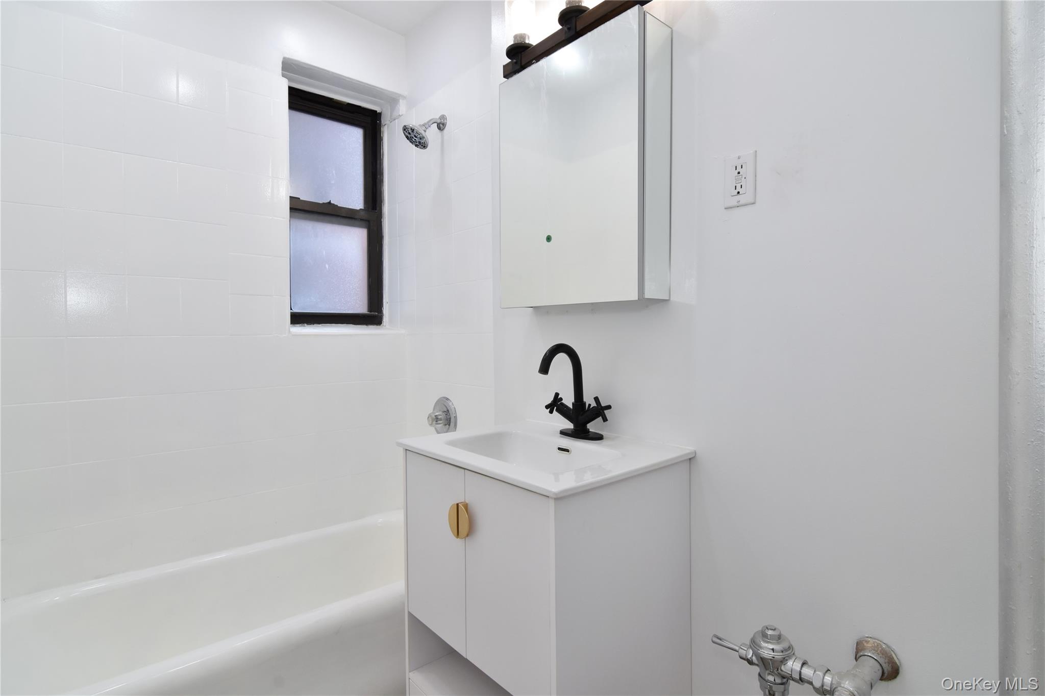 590 E 3rd Street 1m Property Photo 11