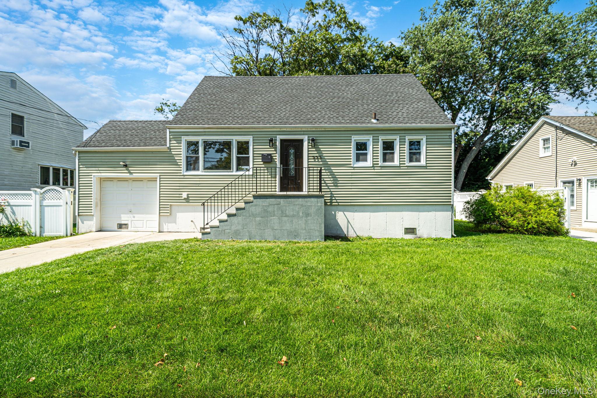 556 S Bayview Avenue Property Photo 2
