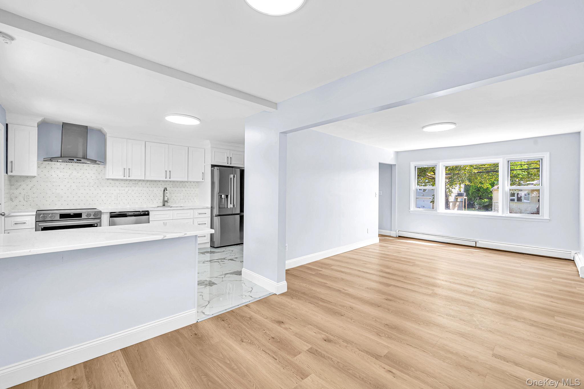 556 S Bayview Avenue Property Photo 3