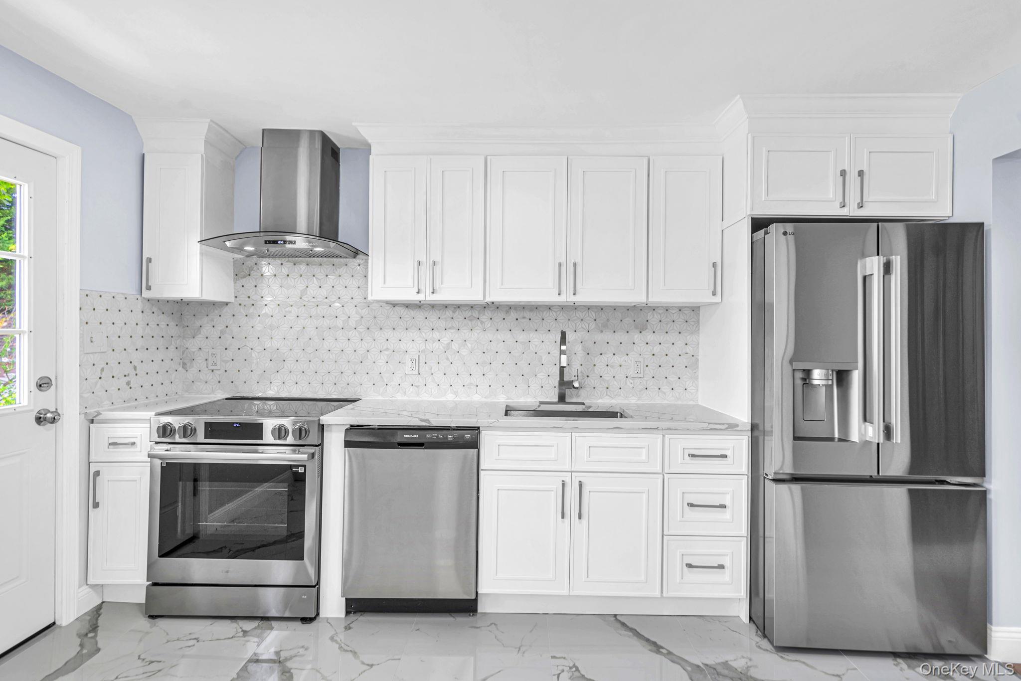 556 S Bayview Avenue Property Photo 4