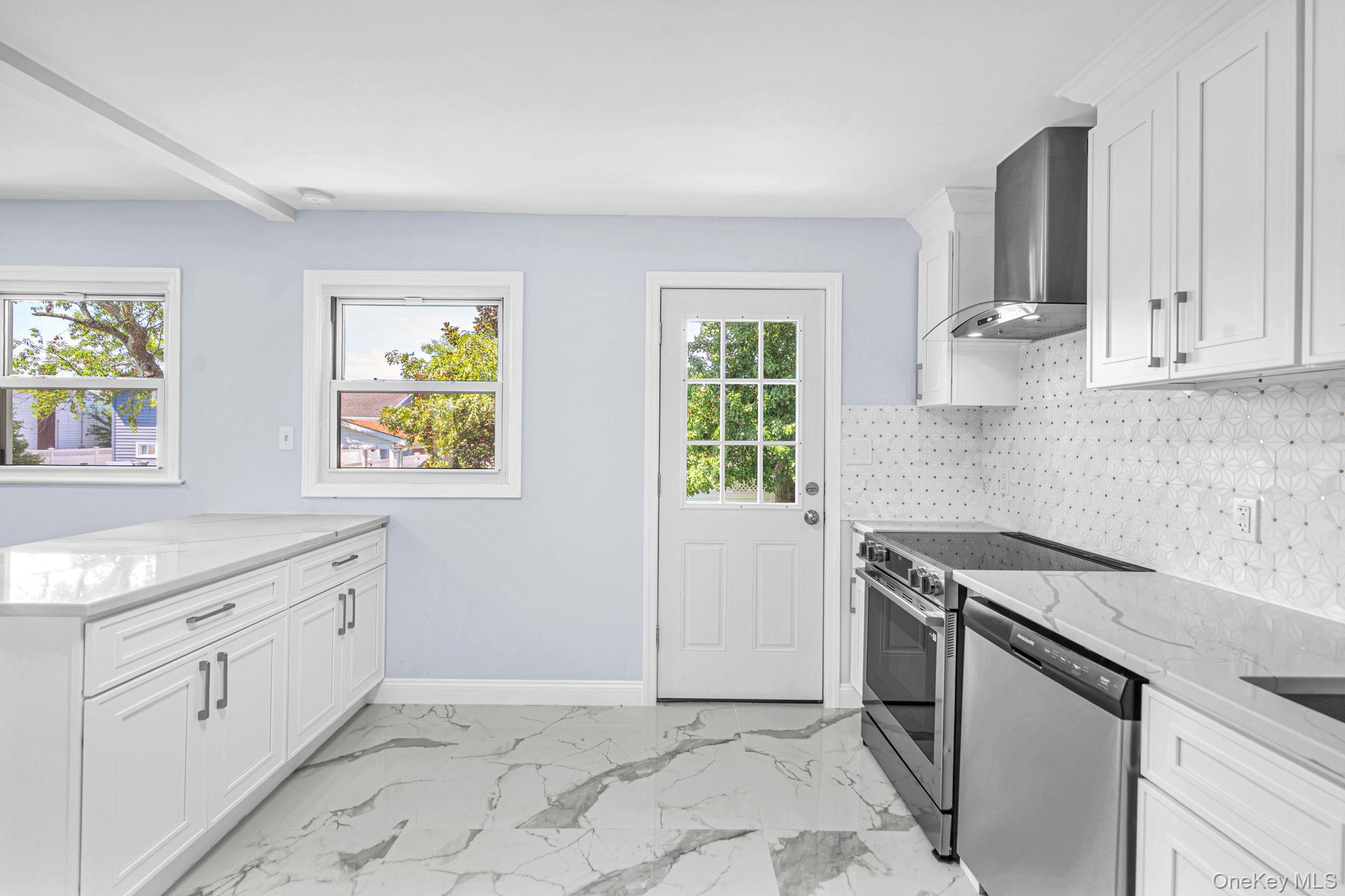 556 S Bayview Avenue Property Photo 6