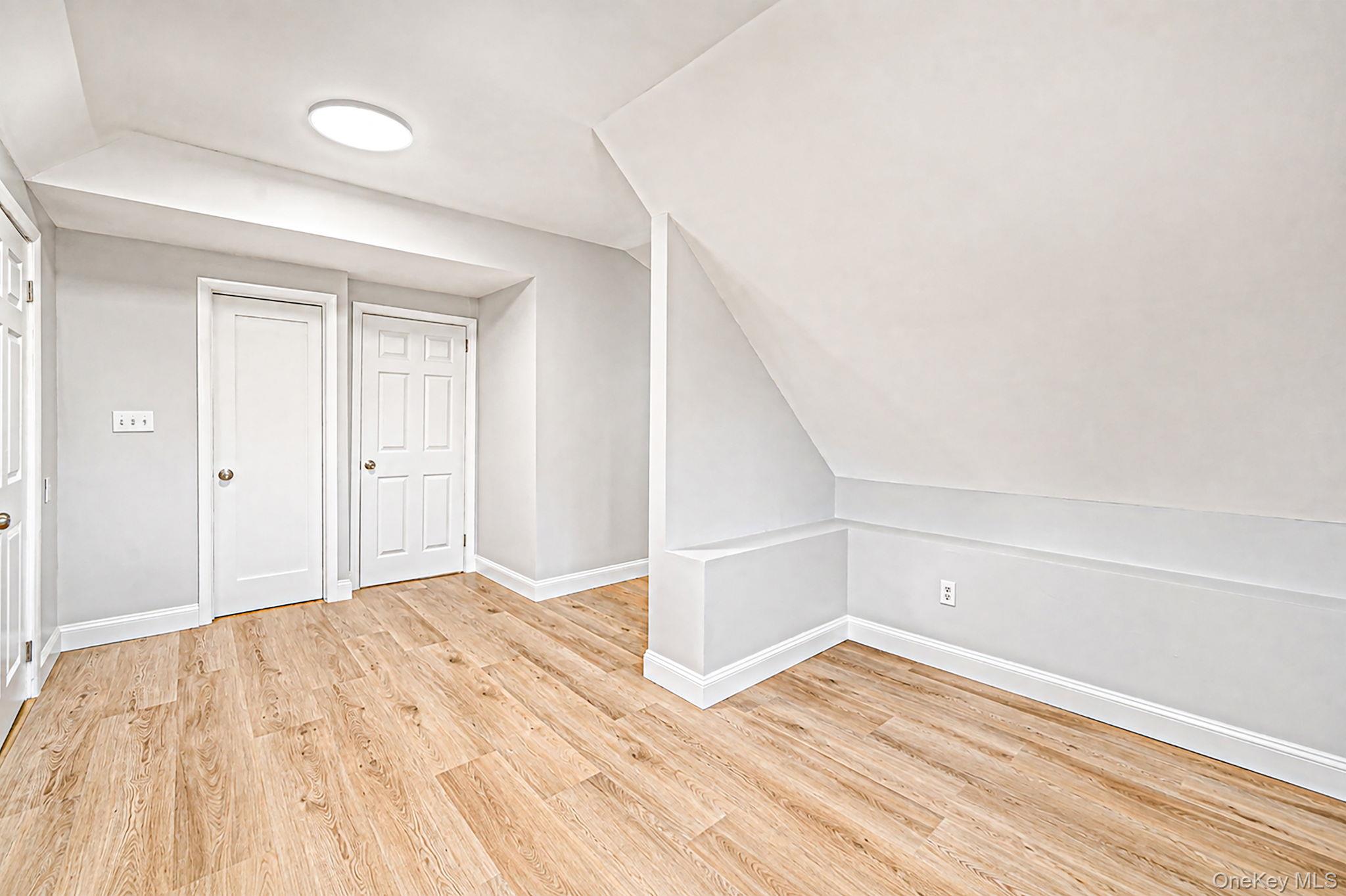 556 S Bayview Avenue Property Photo 17
