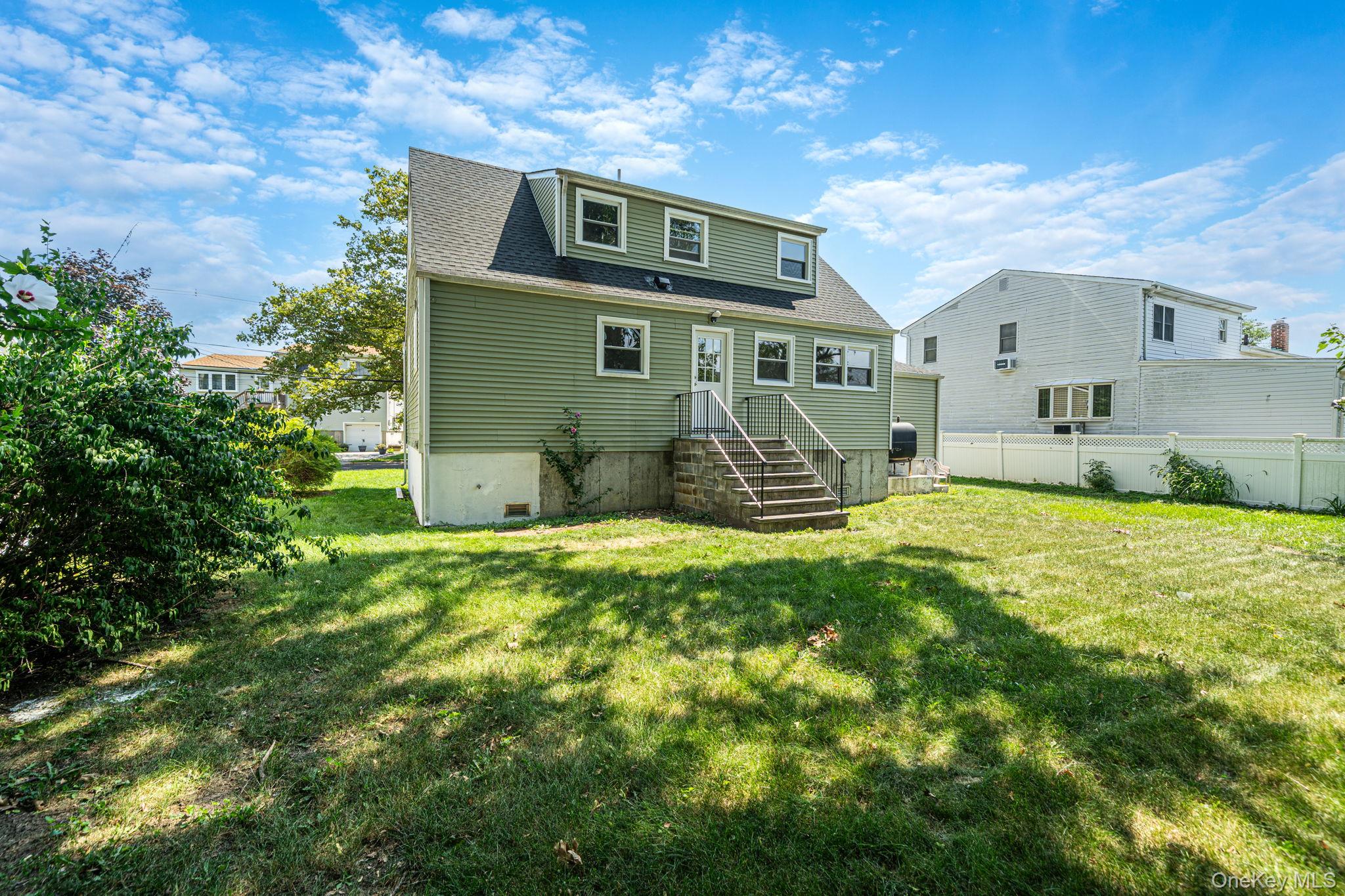 556 S Bayview Avenue Property Photo 19