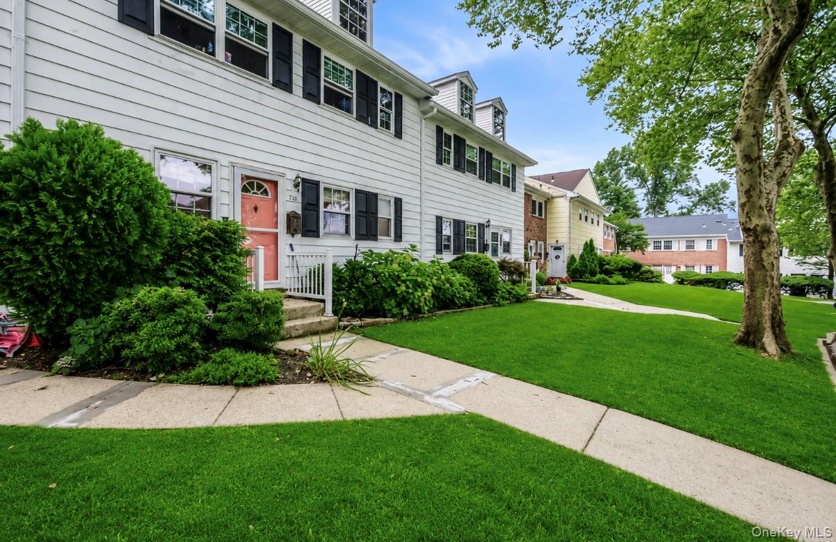718 Towne House Village Property Photo 3