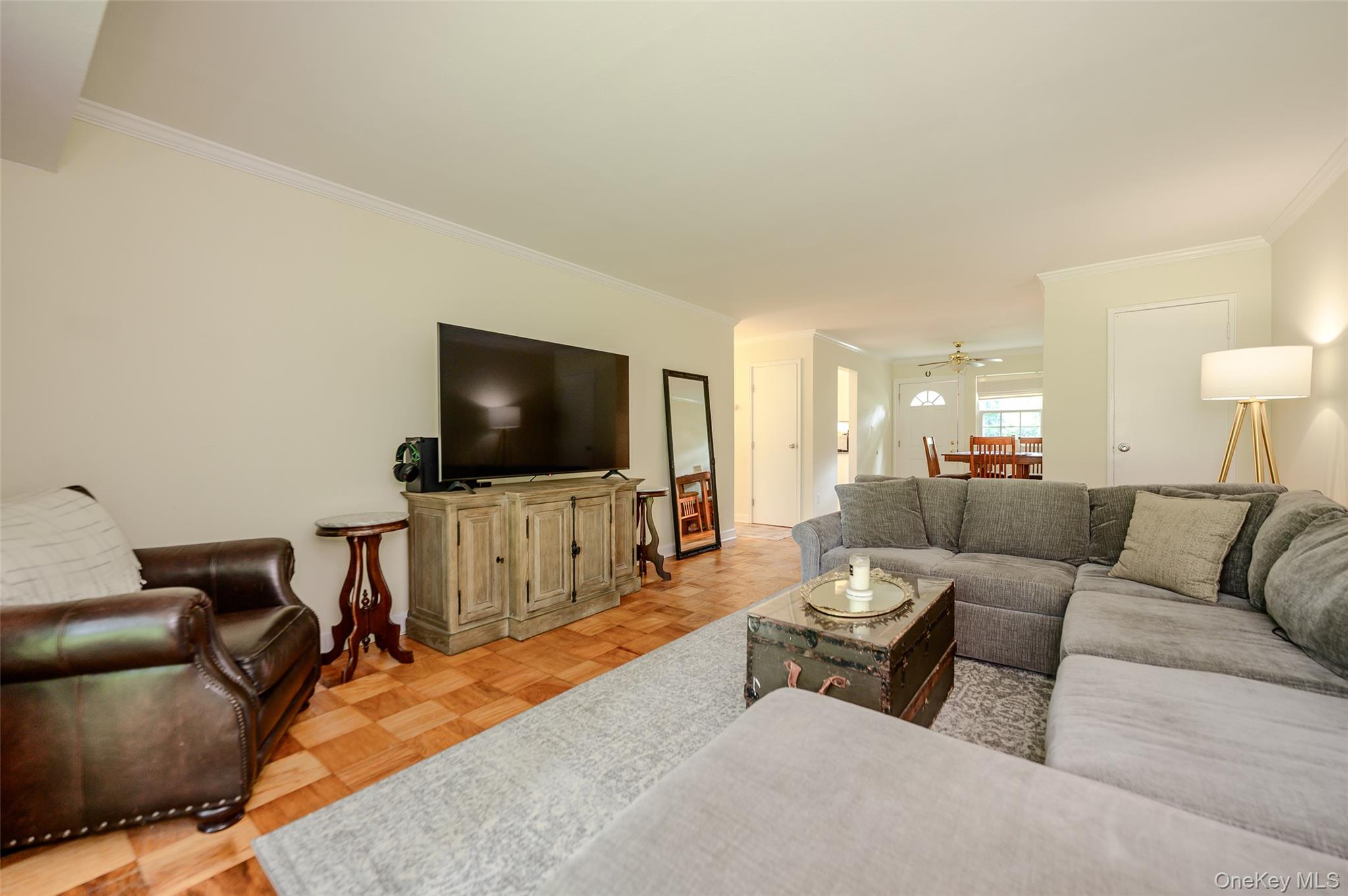 718 Towne House Village Property Photo 4