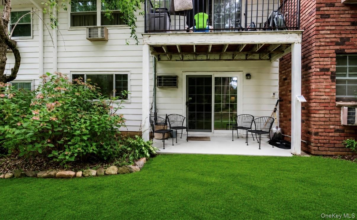 718 Towne House Village Property Photo 12