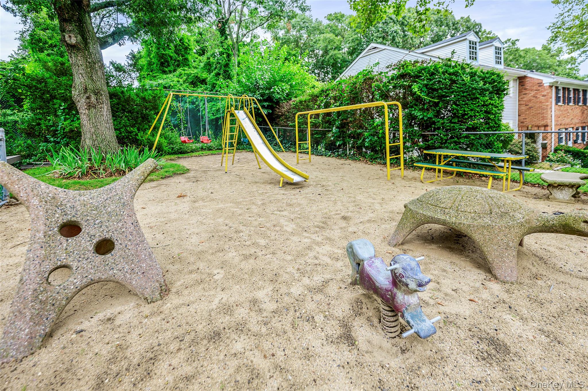718 Towne House Village Property Photo 14