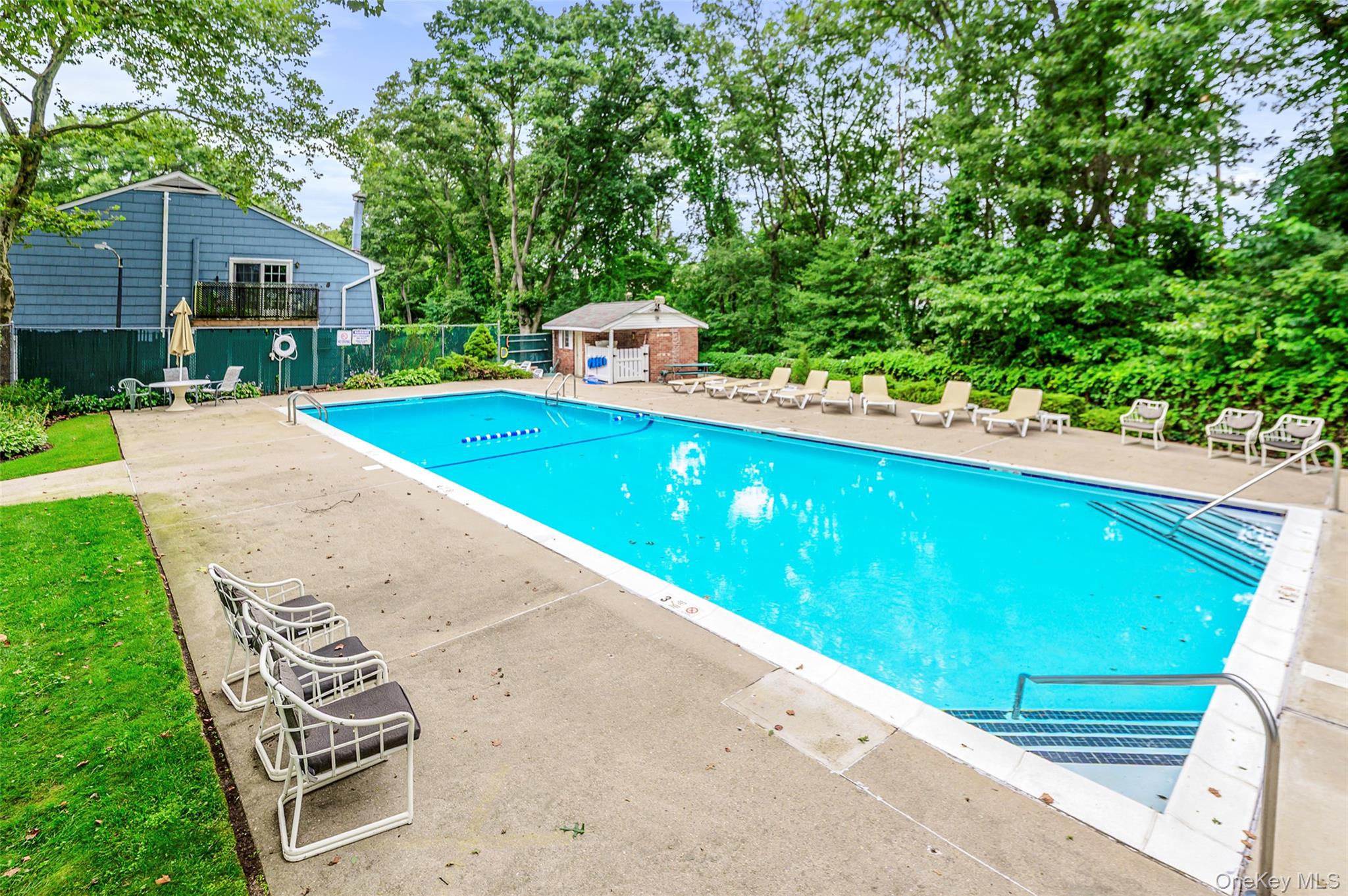 718 Towne House Village Property Photo 15