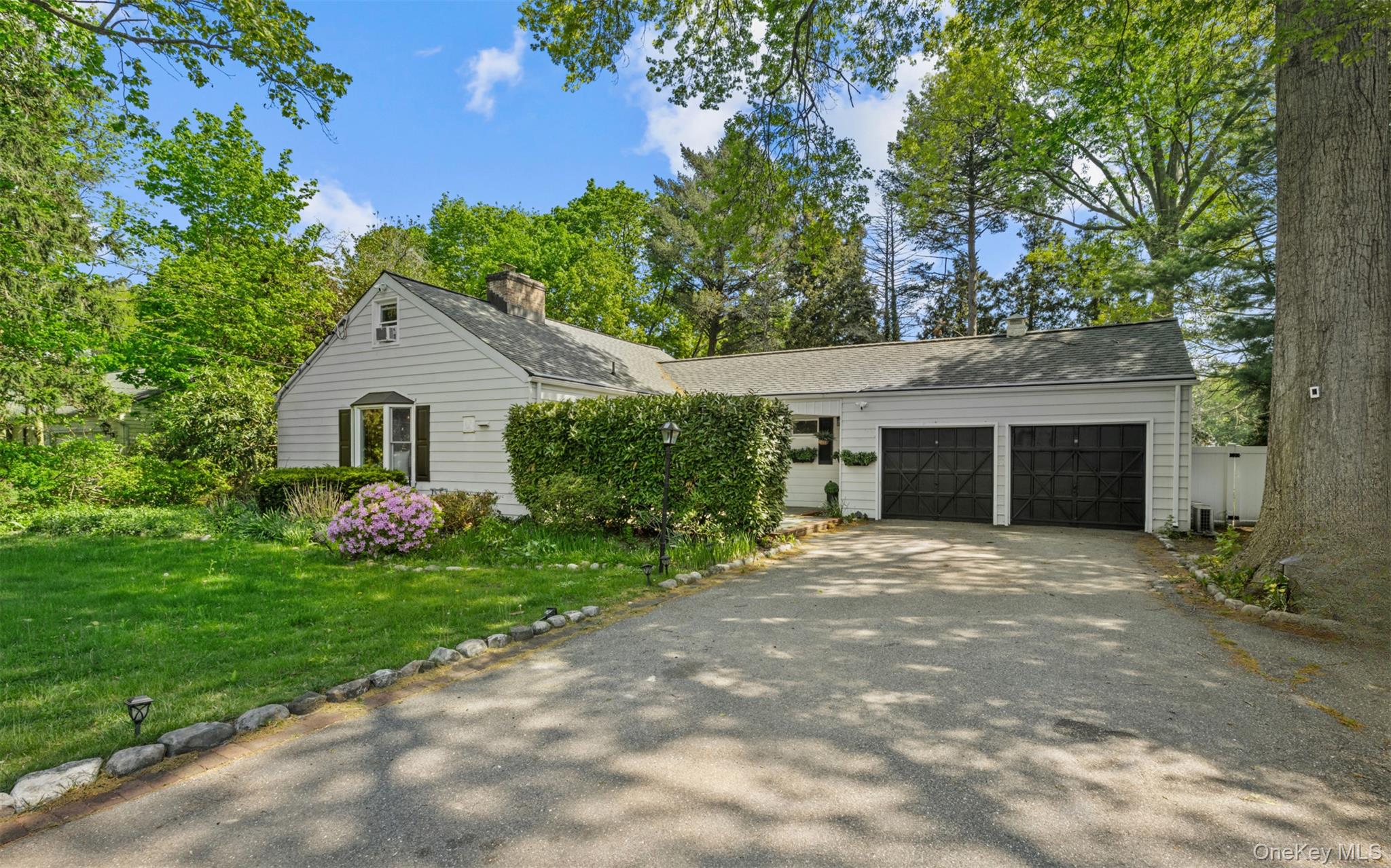 194 W Neck Road Property Photo 2