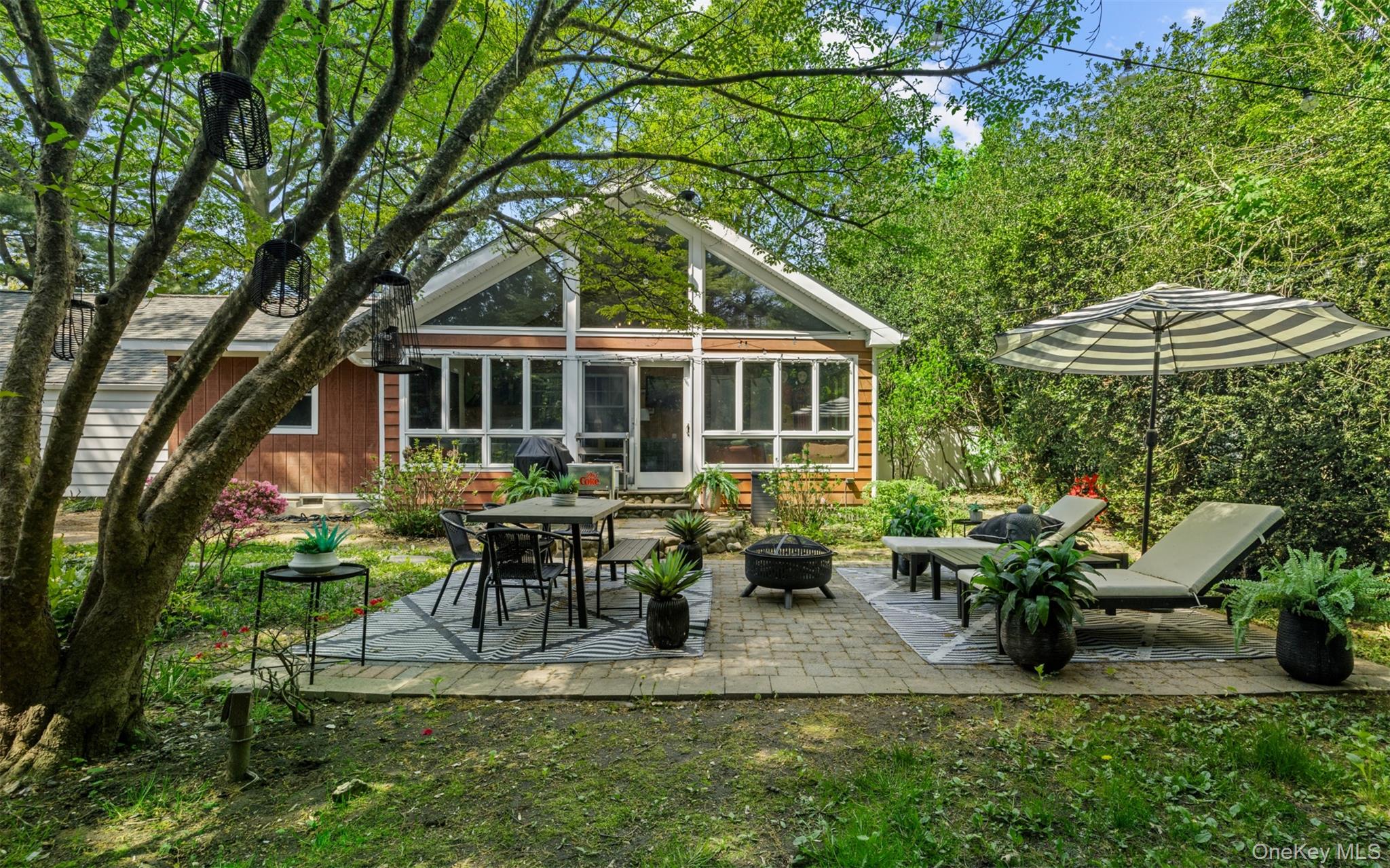 194 W Neck Road Property Photo 3