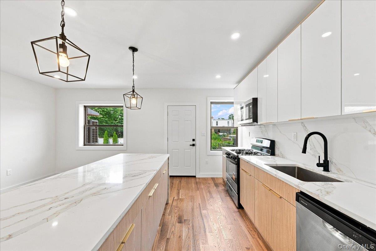 1463 Pelham Parkway Property Photo 10