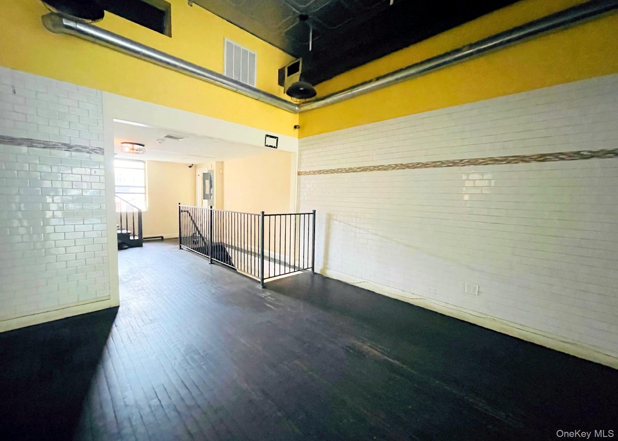 157 Larchmont Avenue Storefront Property Photo 4
