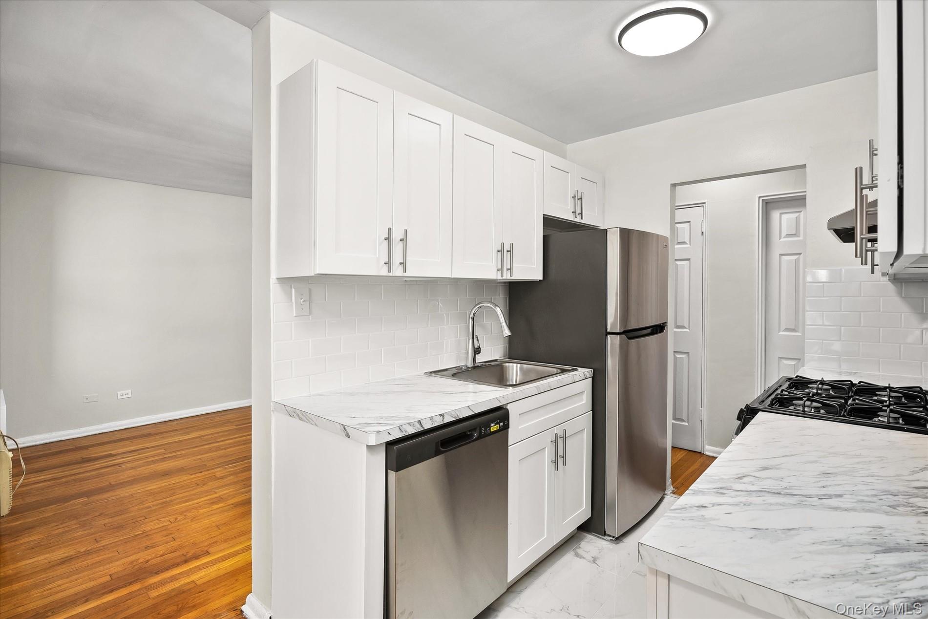 34-43 60 Street 4j Property Photo 7