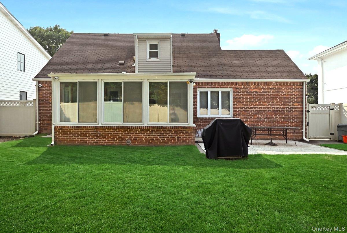 442 Langley Avenue Property Photo 14
