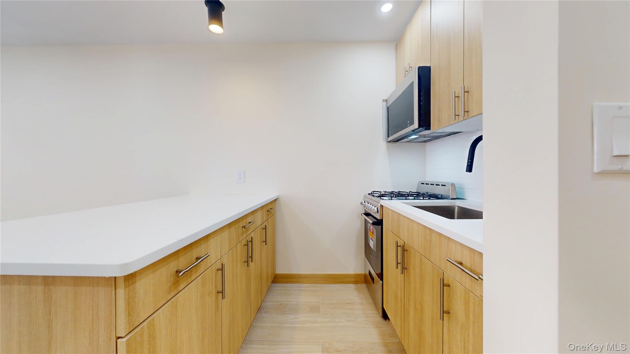 63-52 Saunders Street 2b Property Photo 6